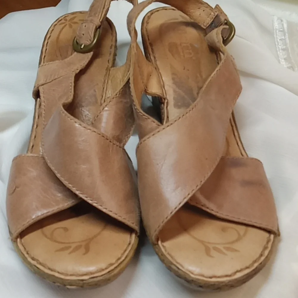 Born women's leather tan sandal wedge size 9